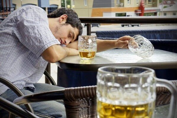 como axudar a unha persoa que bebe a deixar de beber