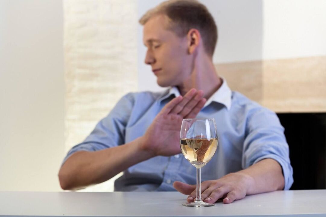 Despois de entender o problema, un home pode deixar de beber alcohol por si mesmo